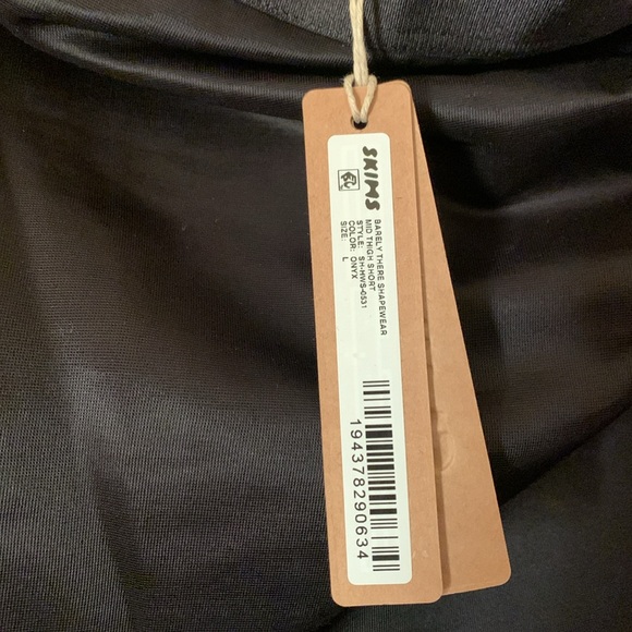 🖤 SKIMS BARELY THERE high waisted mid thigh short- NEW- Onyx/ Black color - Picture 6 of 11